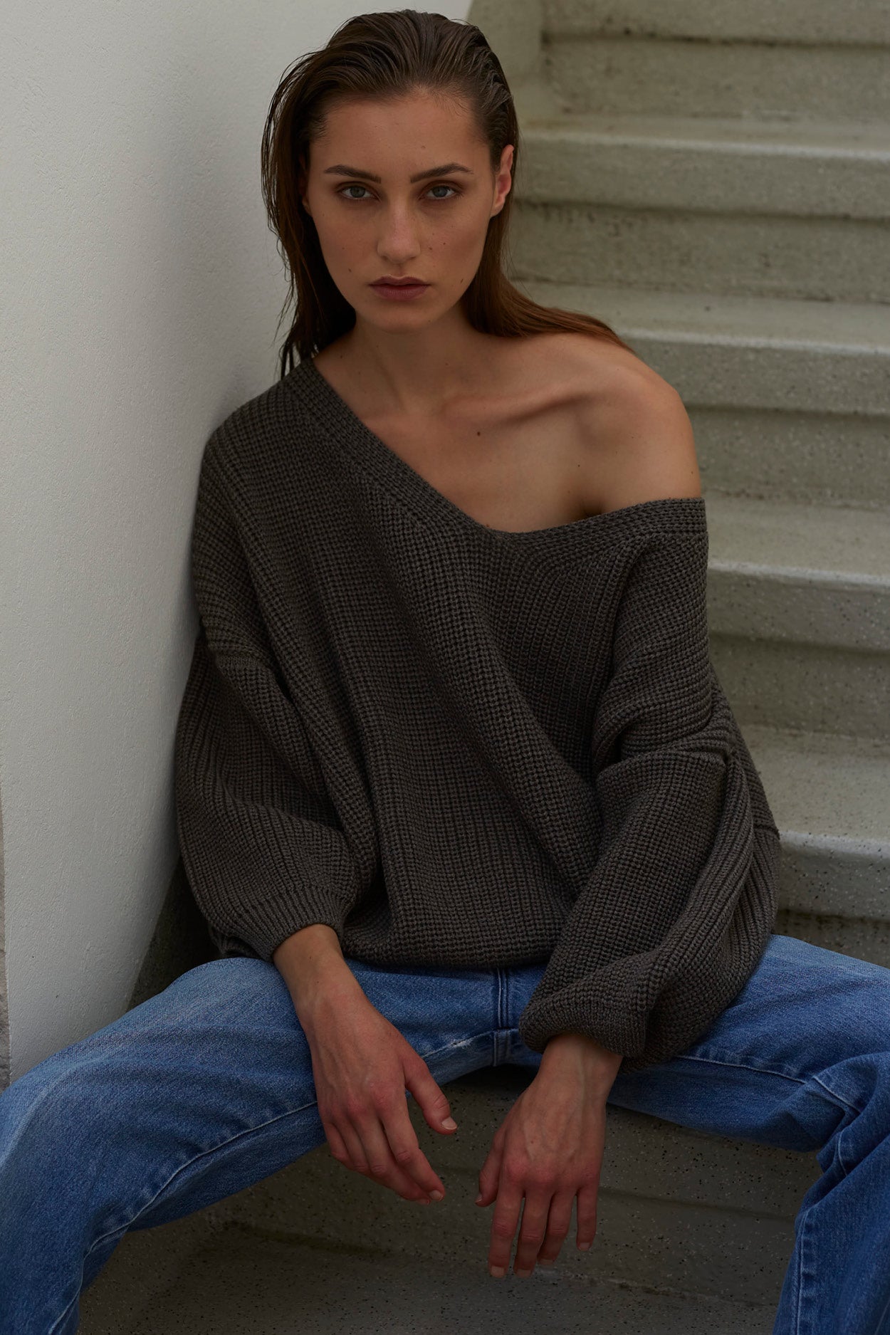 Karin Rocke Oversized v-neck in merino wool jumpers grey brown castoro