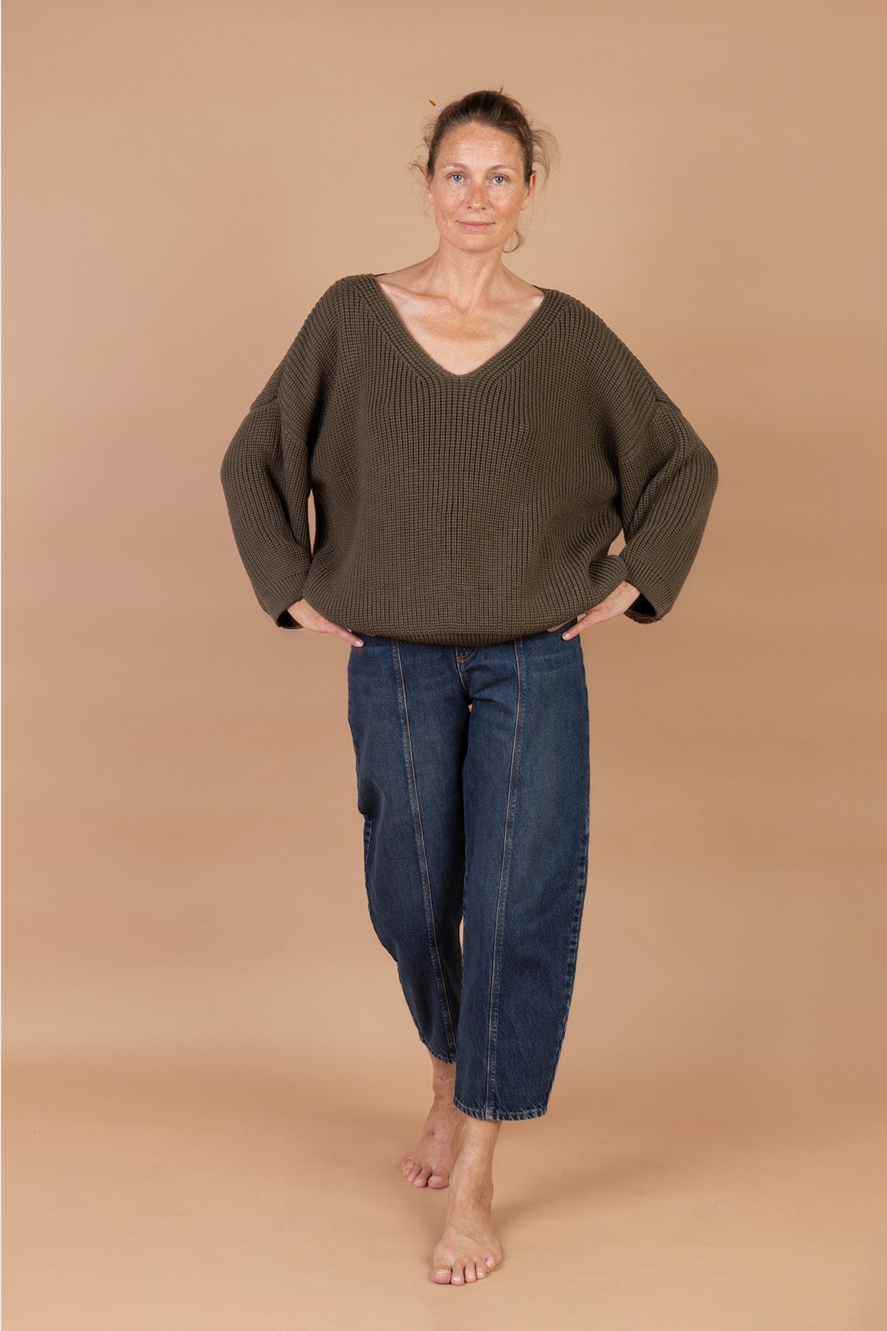 Karin Rocke Oversized v-neck in merino wool jumpers oliv