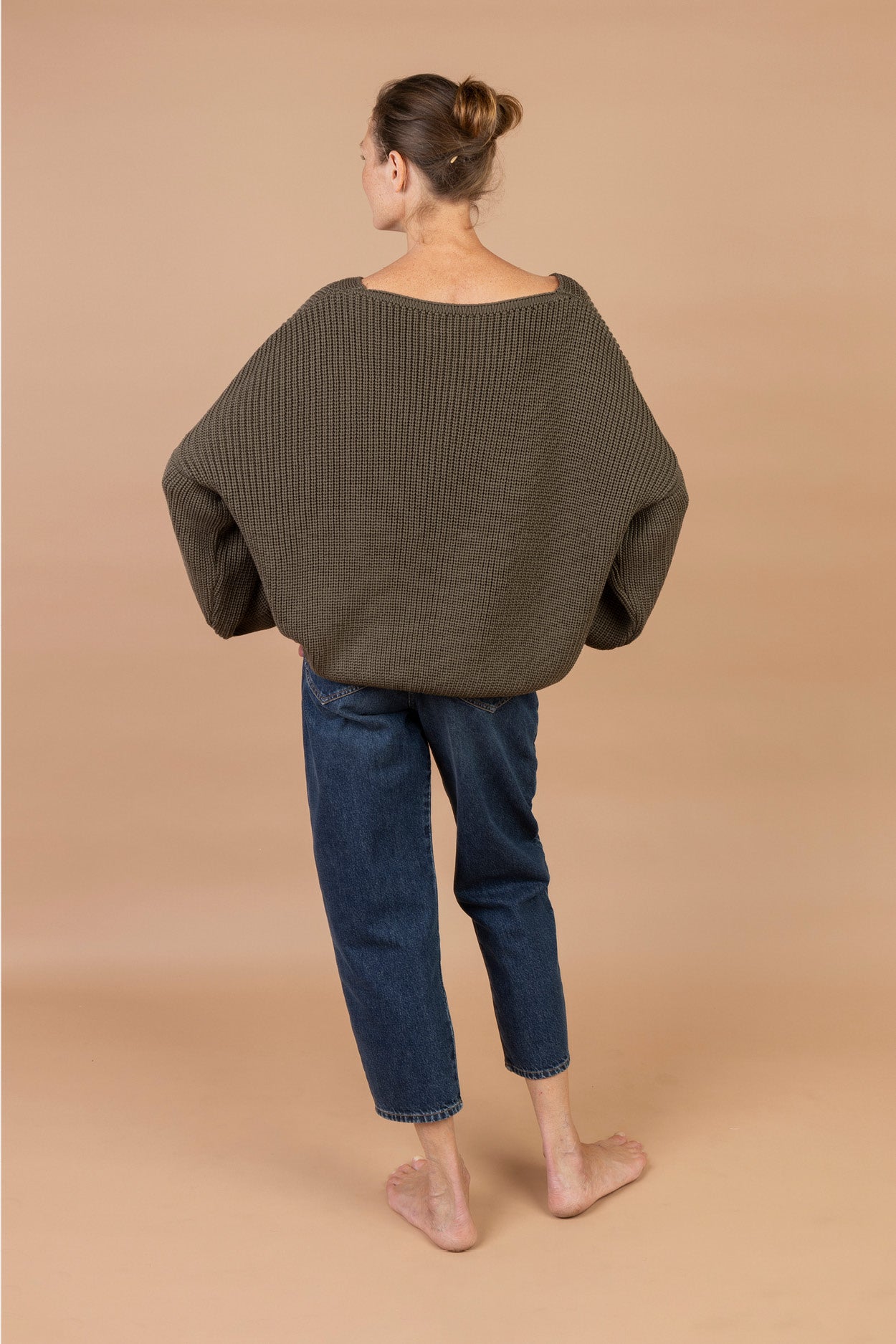 Karin Rocke Oversized v-neck in merino wool jumpers oliv