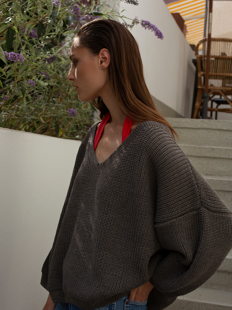 Karin Rocke Oversized v-neck in merino wool jumpers grey brown castoro