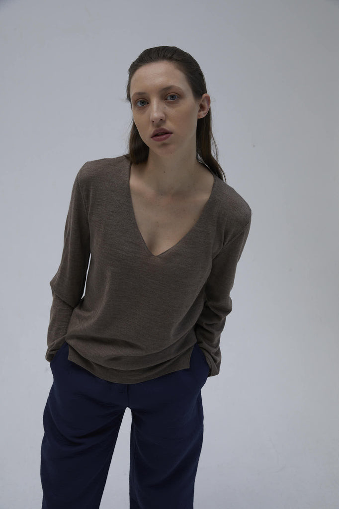 V - neck jumper in merino and silk - www.karinrocke.com